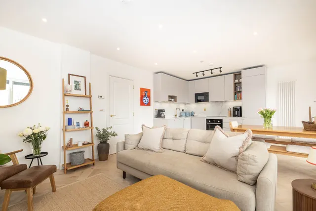 Ravensbury Terrace, London, SW18, photo 1