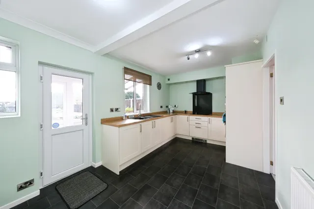Beauvale Crescent, Nottingham, NG15, photo 2