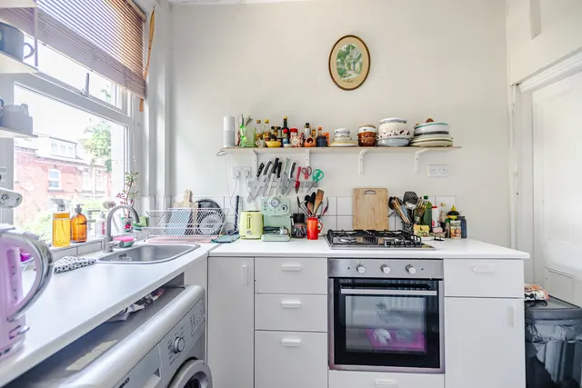 Hall Grove, Hyde Park, LS6, photo 1