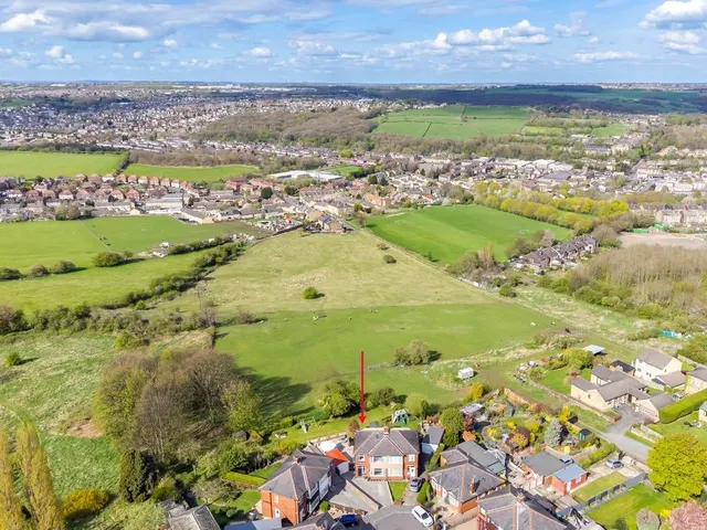 Photo 2 — Hillcrest Avenue, Batley WF17 7HW
