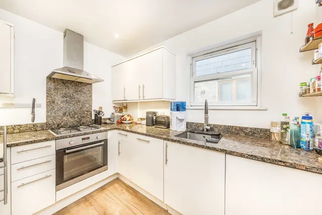 Garratt Lane, SW18, photo 2