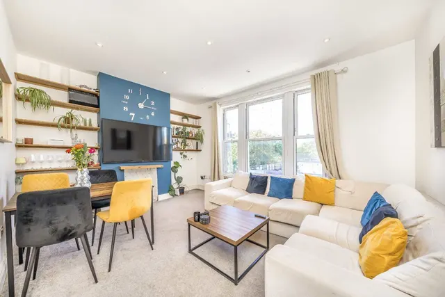 Garratt Lane, SW18, photo 1