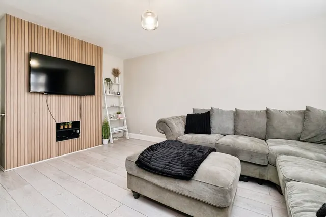 Photo 2 — Hillrise Road, Romford, RM5