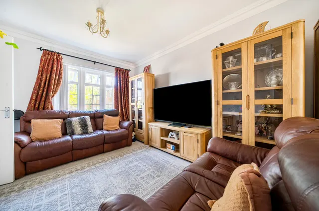Oakfields, Guildford, GU3, photo 2