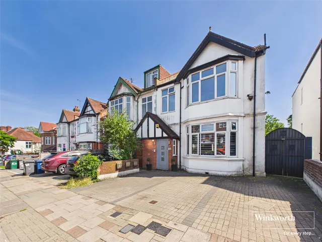 Finchley Lane, Hendon, NW4, photo 1