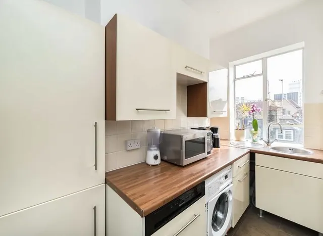 Photo 2 — Prince Of Wales Drive, Battersea, SW11