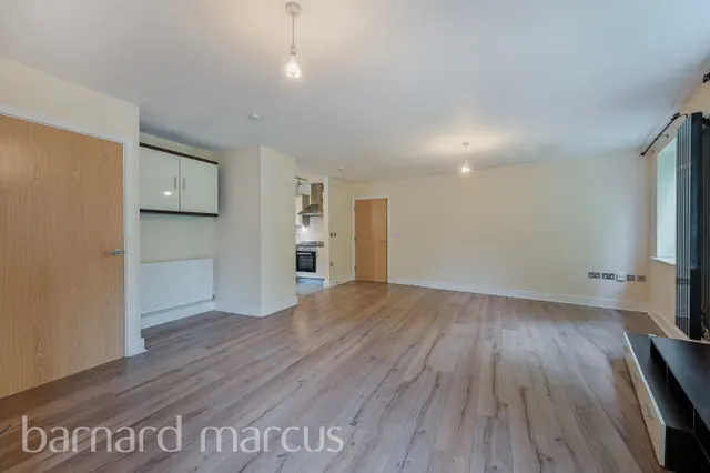 The Parade, Epsom, KT18, photo 3