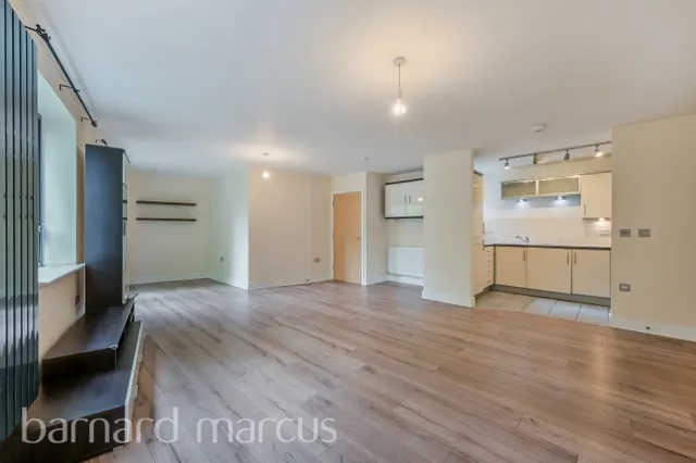 The Parade, Epsom, KT18, photo 2