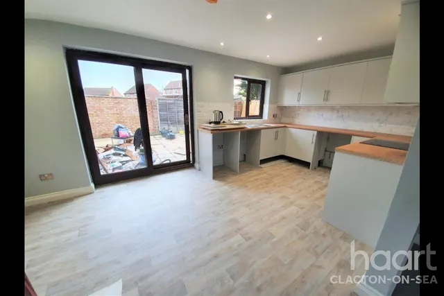 Muswell Walk, CO16, photo 2