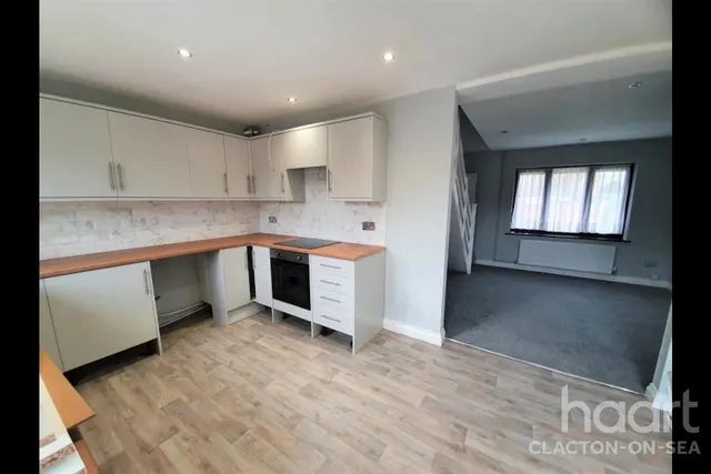 Muswell Walk, CO16, photo 3