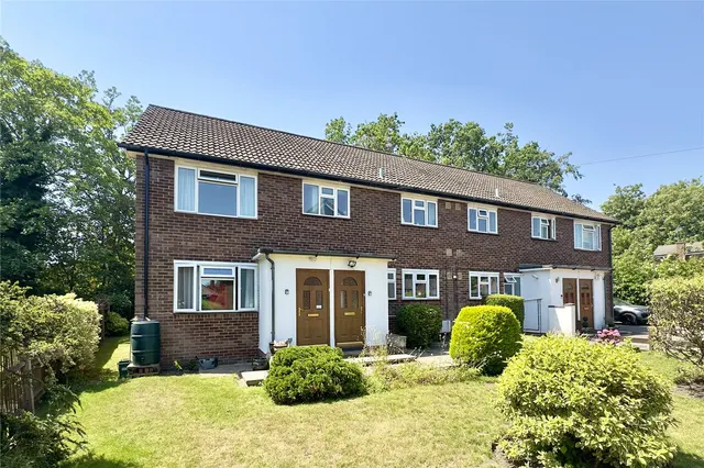 Victoria Road, Fleet, Hampshire, GU51 4DH, photo 1