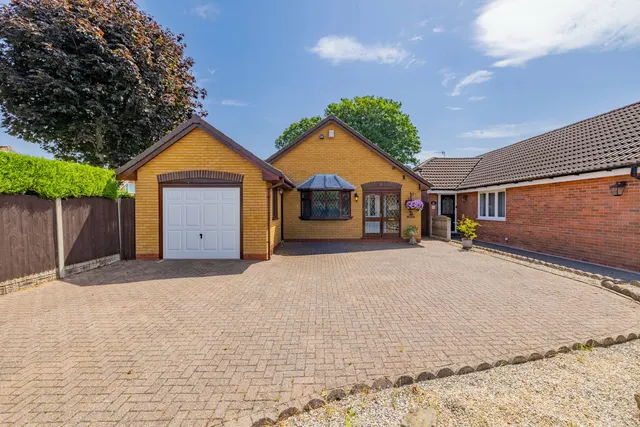 Links Drive, Norton, DY8, photo 1