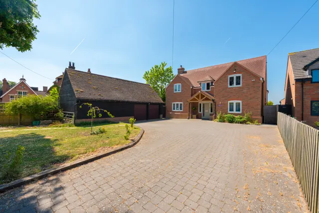 Lower Road, Stoke Mandeville, HP22, photo 2