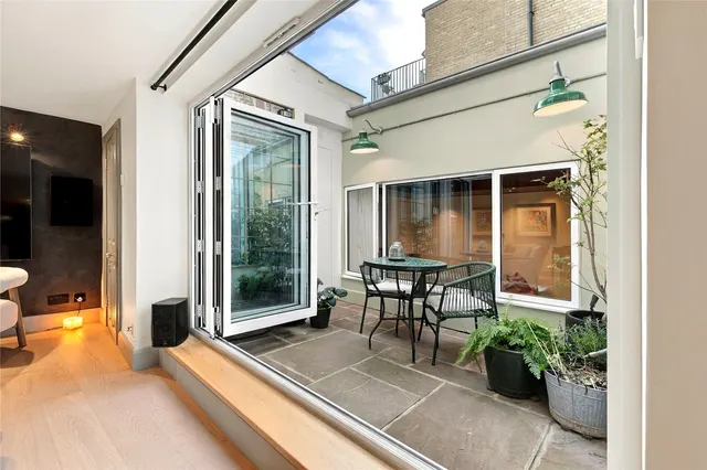 Fulham Road, London, SW10, photo 1