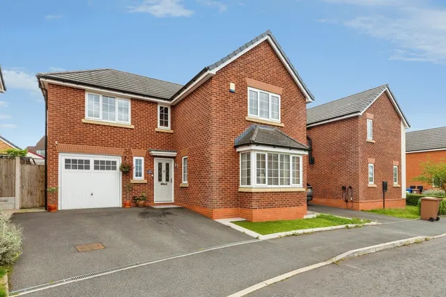 Loughrigg Drive, Middleton, M24, photo 1
