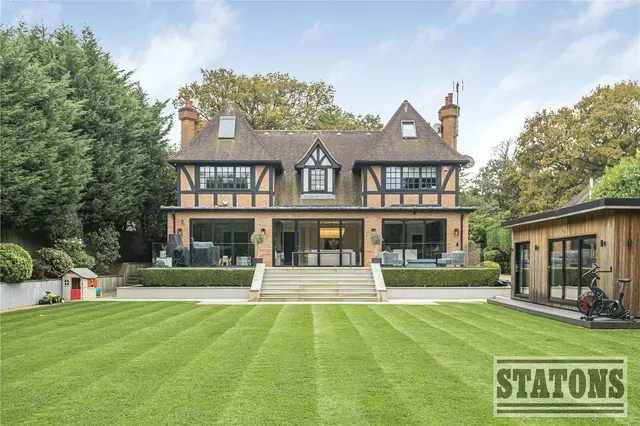 Photo 3 — Barnet Road, Arkley, EN5 3JD
