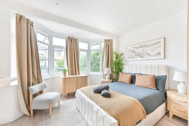 Photo 3 — 8 Hill Close, London