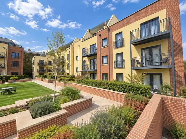Nightingale Walk, Farnham, GU9, photo 1