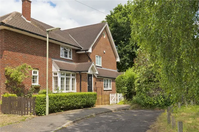 Elm Drive, Chobham, GU24, photo 1