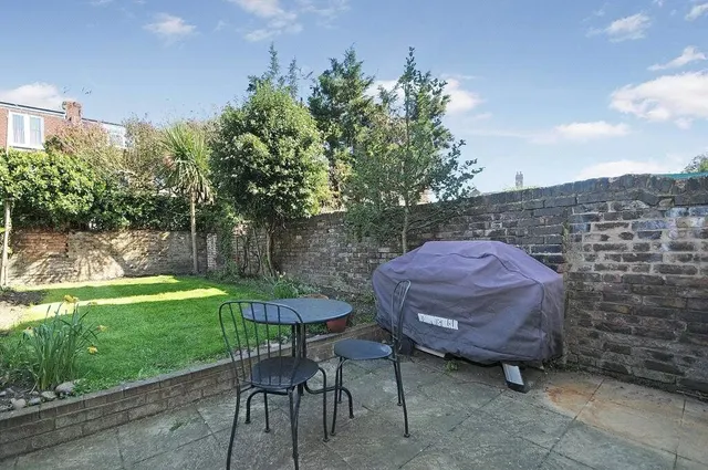 Leighton Gardens, London, NW10, photo 2