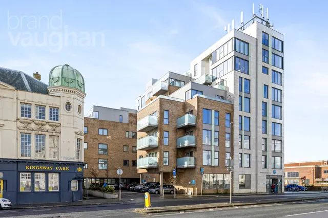 1 bedroom flat, Kingsway, Hove, BN3