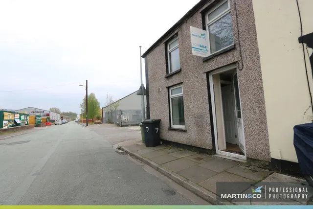 Wellington Street, Robertstown, photo 1