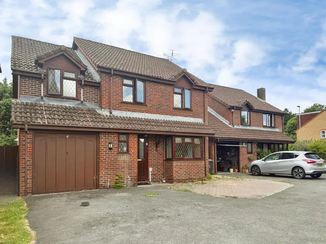 Sandbanks Drive, Basingstoke, Hampshire, RG22 4UL, photo 1