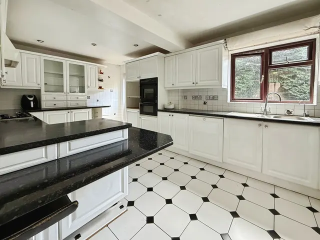Photo 3 — Sandbanks Drive, Basingstoke, Hampshire, RG22 4UL