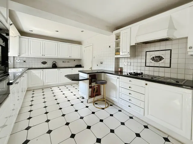 Photo 2 — Sandbanks Drive, Basingstoke, Hampshire, RG22 4UL