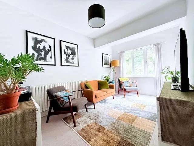 Hinchley Close, Esher, KT10, photo 3