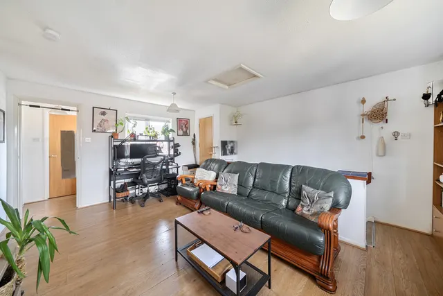 Beautiful One-Bedroom Maisonette with Private Garden & Parking, UB7, photo 2
