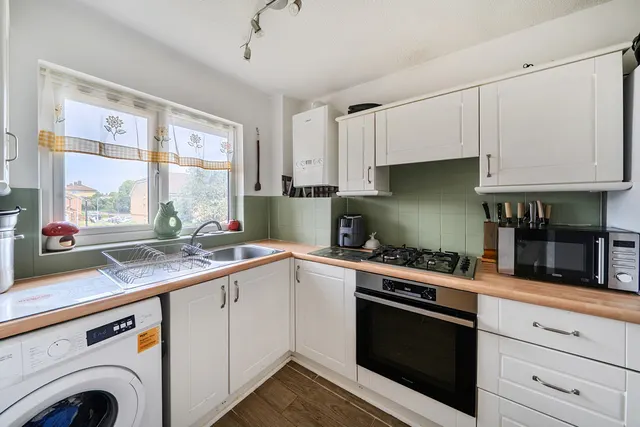 Beautiful One-Bedroom Maisonette with Private Garden & Parking, UB7, photo 3