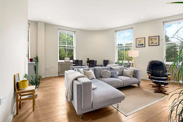 2 bedroom flat — Trinity Road, Wandsworth Common, London, SW17 7HP