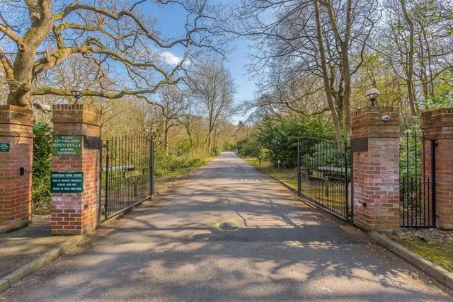 Photo 2 — Elizabeth Drive, Banstead, SM7 2FD