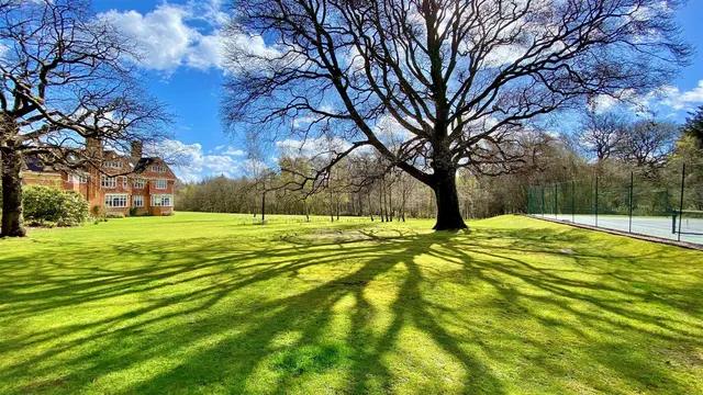Photo 3 — Elizabeth Drive, Banstead, SM7 2FD