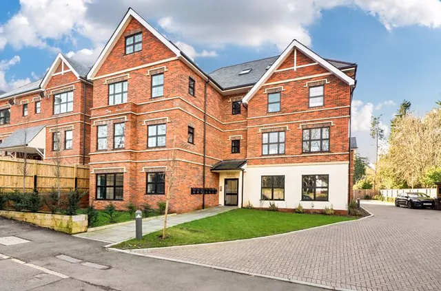 4 Church Road, Kenley CR8 5DU, photo 1