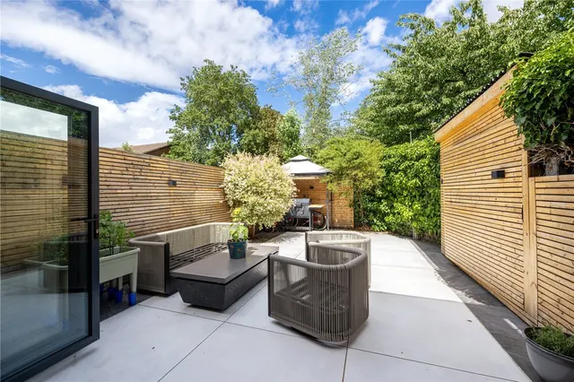 Sparks Close, Hampton, TW12, photo 1