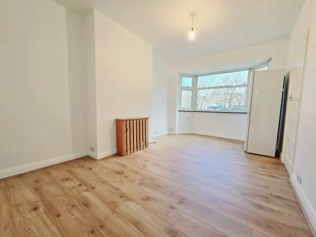 Oldfield Lane North, Greenford, UB6, photo 2