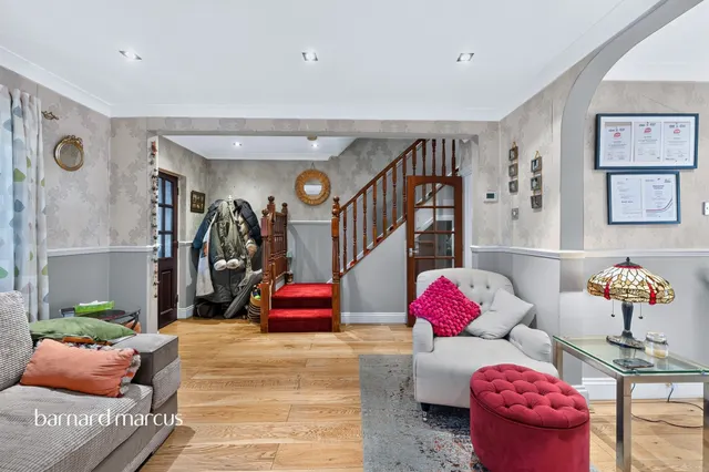Mill Farm Crescent, Whitton, TW4, photo 3