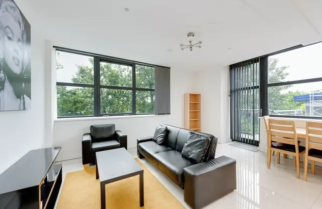 West Gate, W5, photo 2