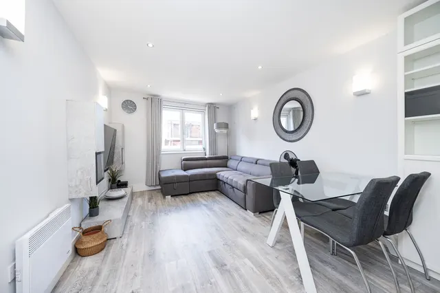 Photo 3 — Flat 508 Colefax Building, 23 Plumbers Row, London