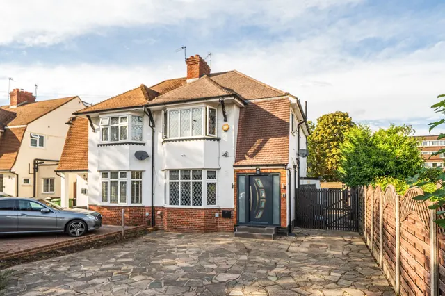 Mead Way, Bromley, Kent, BR2, photo 1