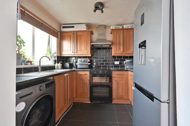 Photo 3 — Flat 8, Rydal Court, Watford