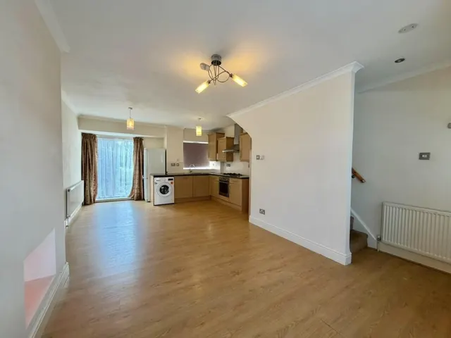 Lansbury Drive, Hayes, UB4, photo 2