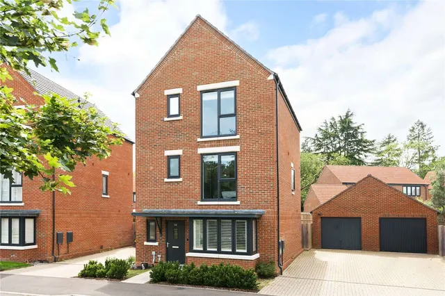 Nightingale Avenue, Ottershaw, Chertsey, Surrey, KT16 0SA, photo 1