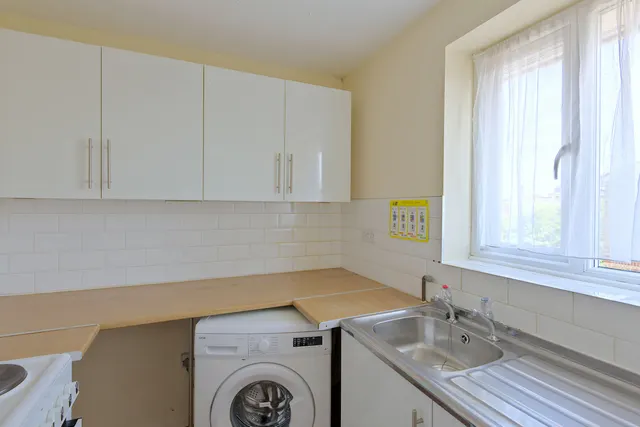 Luther King Close, London, E17, photo 3