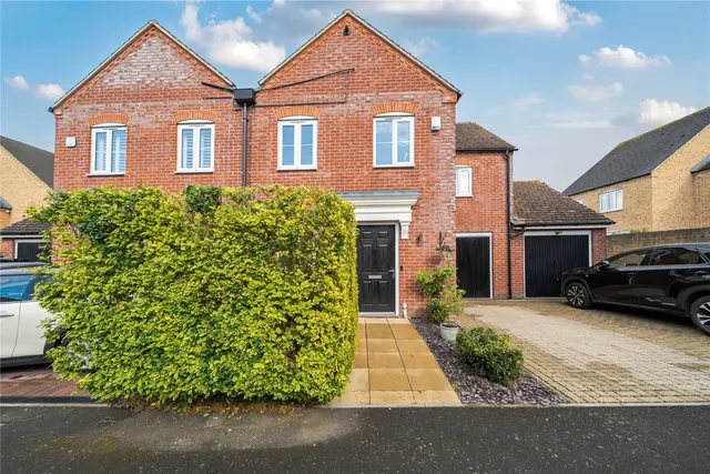 Photo 2 — Waratah Drive, Chislehurst, BR7