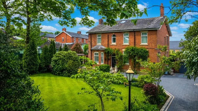 'The Old Vicarage' Hawkshaw Avenue, photo 1