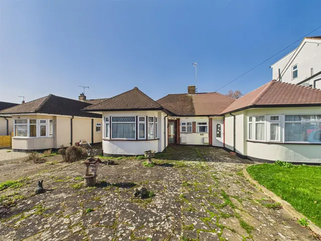 Pavilion Way, Ruislip, HA4 9JP, photo 1