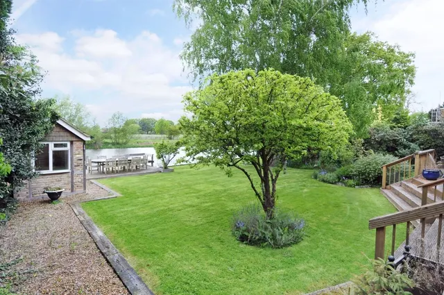 Riverside Drive, Esher KT10, photo 1